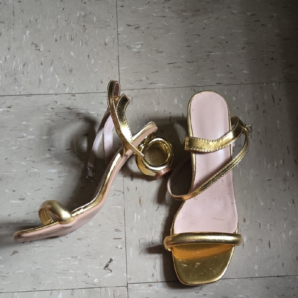 Elegant Gold Strappy Sandals - Picture 3 of 4